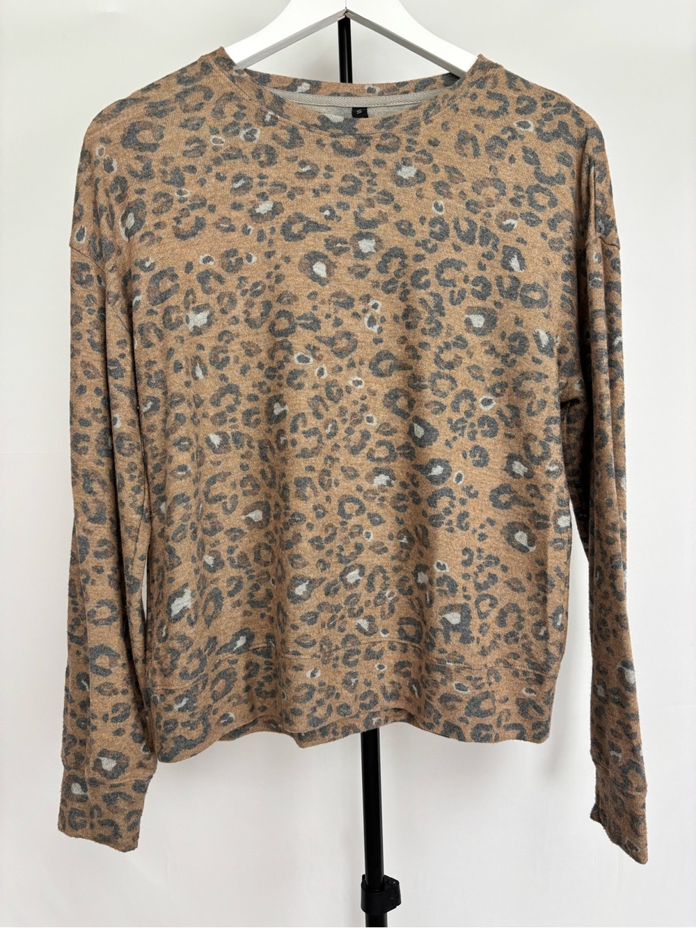 Women's Long Sleeve Leopard Print Tee in Camel and Gray
